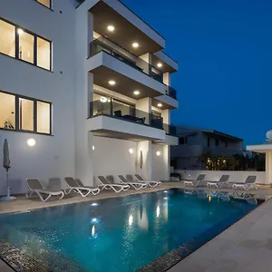 https://apartments-prestige.hotels-in-trogir.com