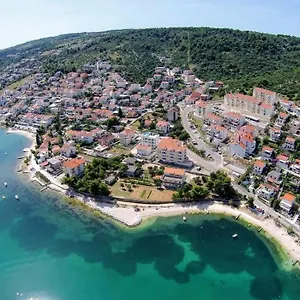 https://apartman-paradise.hotels-in-trogir.com
